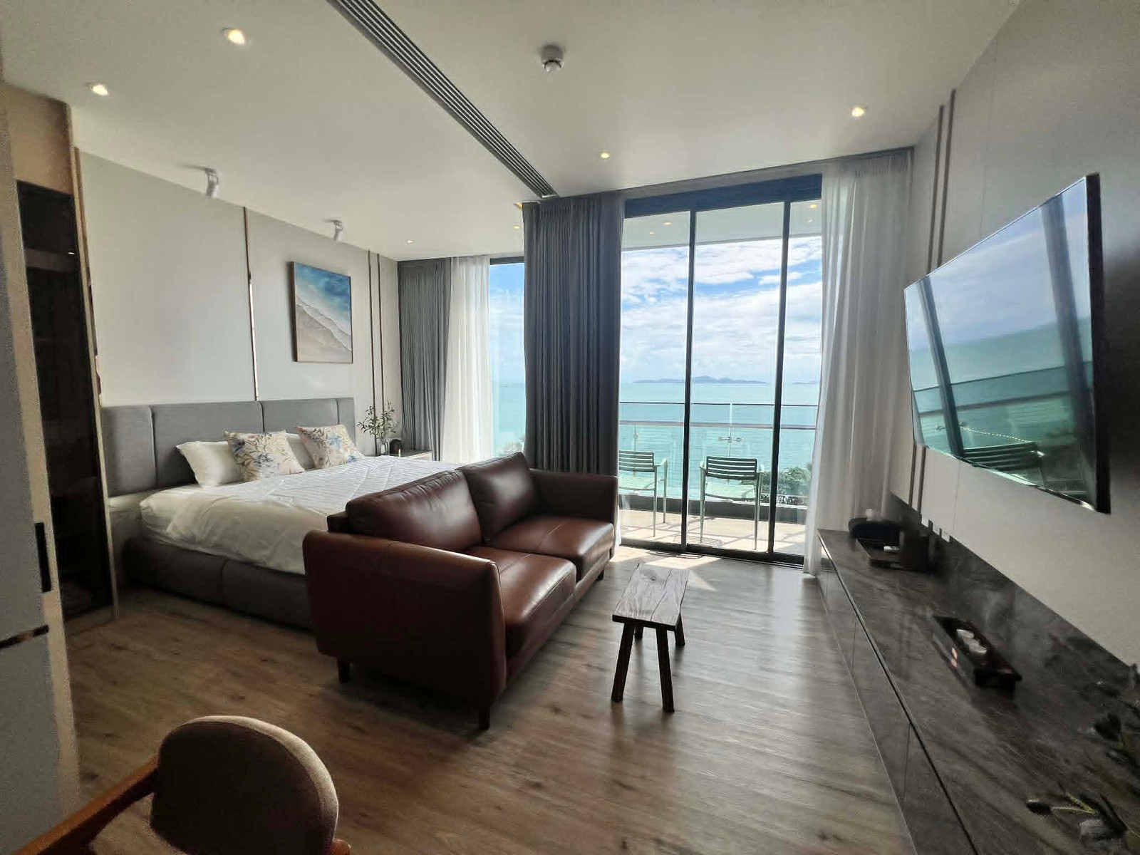ขายคอนโด Arom Wongamart  ราคา 9,500,000 บาท [NCsr260602]