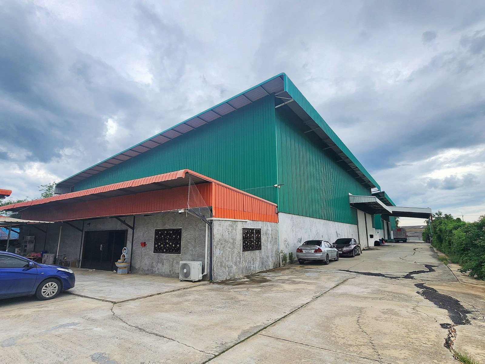95271 - Urgent sale! Factory with factory certificate 4 and 15 staff accommodation rooms, area almost 10 rai, Don Tum, Nakhon Pathom, ready to run, good structure, lower than the cost of building a new one, shady, private, convenient to travel.