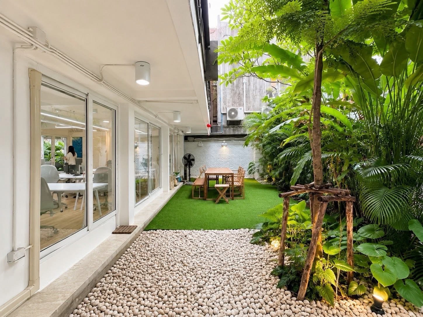 🌿 Office with private garden in the heart of Phaya Thai - Ari
✨ Special rent only 49,000 baht/month 🌿 Office with private garden in the heart of Phaya Thai - Ari
✨ Special rent only 49,000 baht/month