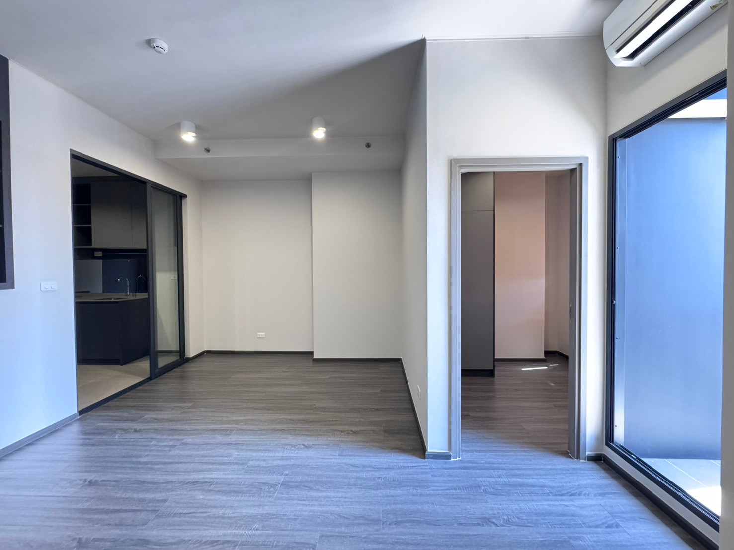 Ideo suk. rama 4 2bedroom combined size 61.39sq.m. with two parking spaces. With a fully decorated promotion, only 8.69mb. Tel. 0957615782 Ideo suk. rama 4 2bedroom combined size 61.39sq.m. with two parking spaces. With a fully decorated promotion, only 8.69mb. Tel. 0957615782