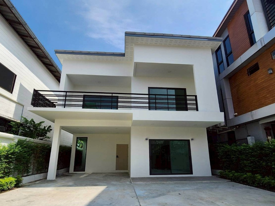 ให้เช่าบ้านเดี่ยว 2ชั้นเนื้อที่ 53 ตร.ว พื้นที่ใช้สอย 180 ตร.ม 3ห้องนอน 4ห้องน้ำ ถนนสุขุมวิท 93 ซอยเพิ่งมี  ราคาเช่า 38,000 บ/ด  ( 泰国房地产公司可以说中文请打电话。081-732-9189  Line : fs258  微信密码 F0817329189  )