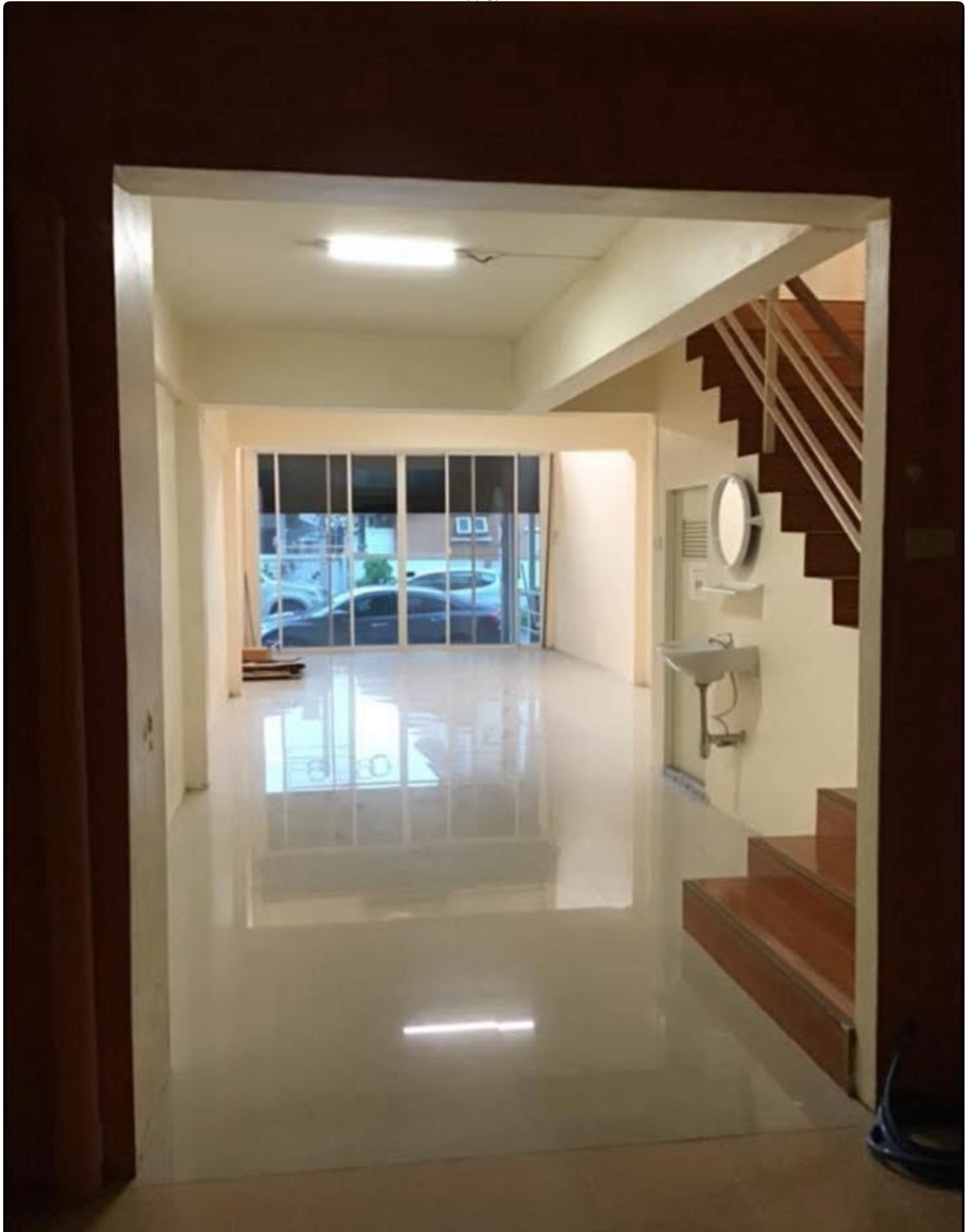 ให้เช่าตึกแถวทำออฟฟิศ หรือทาวโฮม 3 ชั้นครึ่ง สภาพใหม่ เพื่อรีโนเวท 