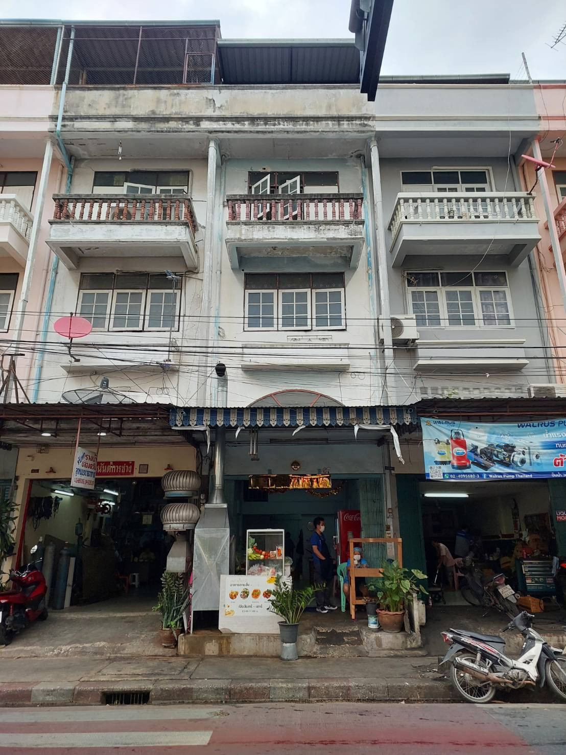 Urgent sale! 3-story commercial building, good location, Bang Waek-Phasi Charoen area. Urgent sale! 3-story commercial building, good location, Bang Waek-Phasi Charoen area.