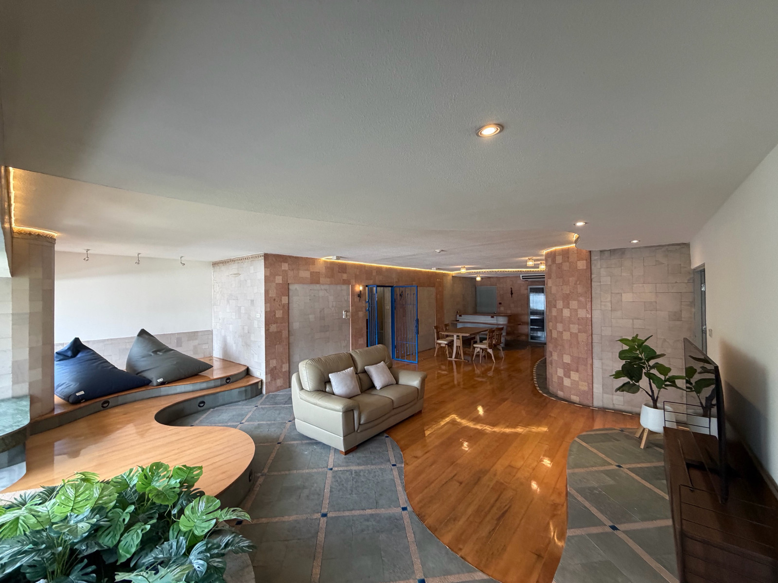 Sell with tenant until September 2027 Condo for sale Chidlom 245 sq.m near BTS Chidlom 200 meters large unit in prime Bangkok location Sell with tenant until September 2027 Condo for sale Chidlom 245 sq.m near BTS Chidlom 200 meters large unit in prime Bangkok location