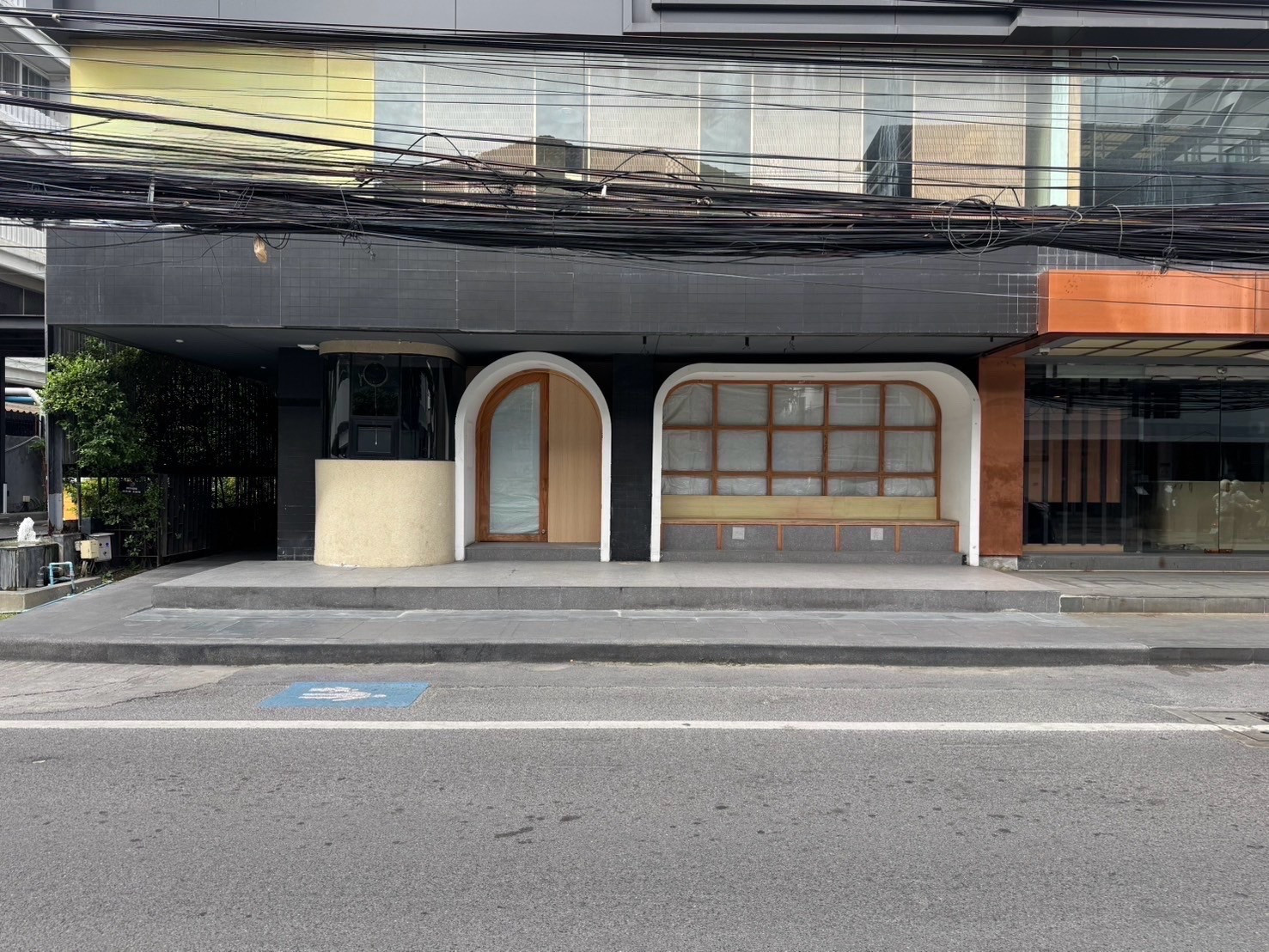 ให้เช่า ช็อปร้านค้า ทองหล่อ สุขุมวิท 55 ชั้น 1 ขนาด 95 ตร.ม. มีที่จอดรถ เดินทางสะดวก Traffic ดี ช็อปเด่น ได้ Marketing เต็มๆ ให้เช่า ช็อปร้านค้า ทองหล่อ สุขุมวิท 55 ชั้น 1 ขนาด 95 ตร.ม. มีที่จอดรถ เดินทางสะดวก Traffic ดี ช็อปเด่น ได้ Marketing เต็มๆ