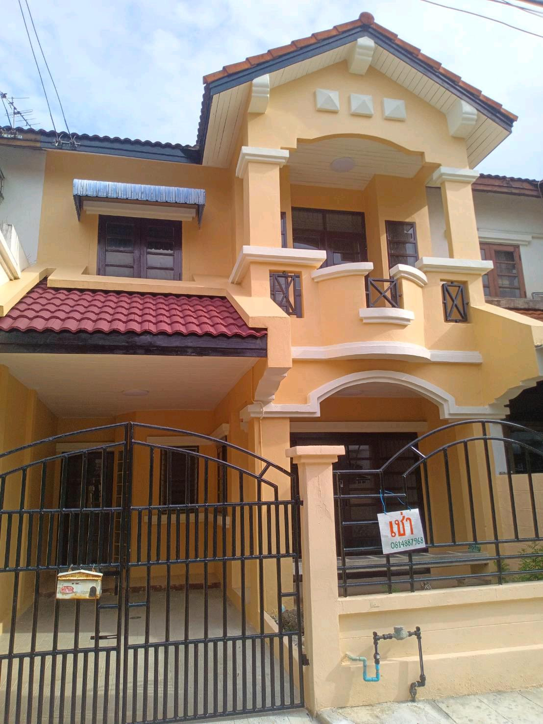 White townhouse, 2 floors, Muang Ake Project 5, Rangsit.