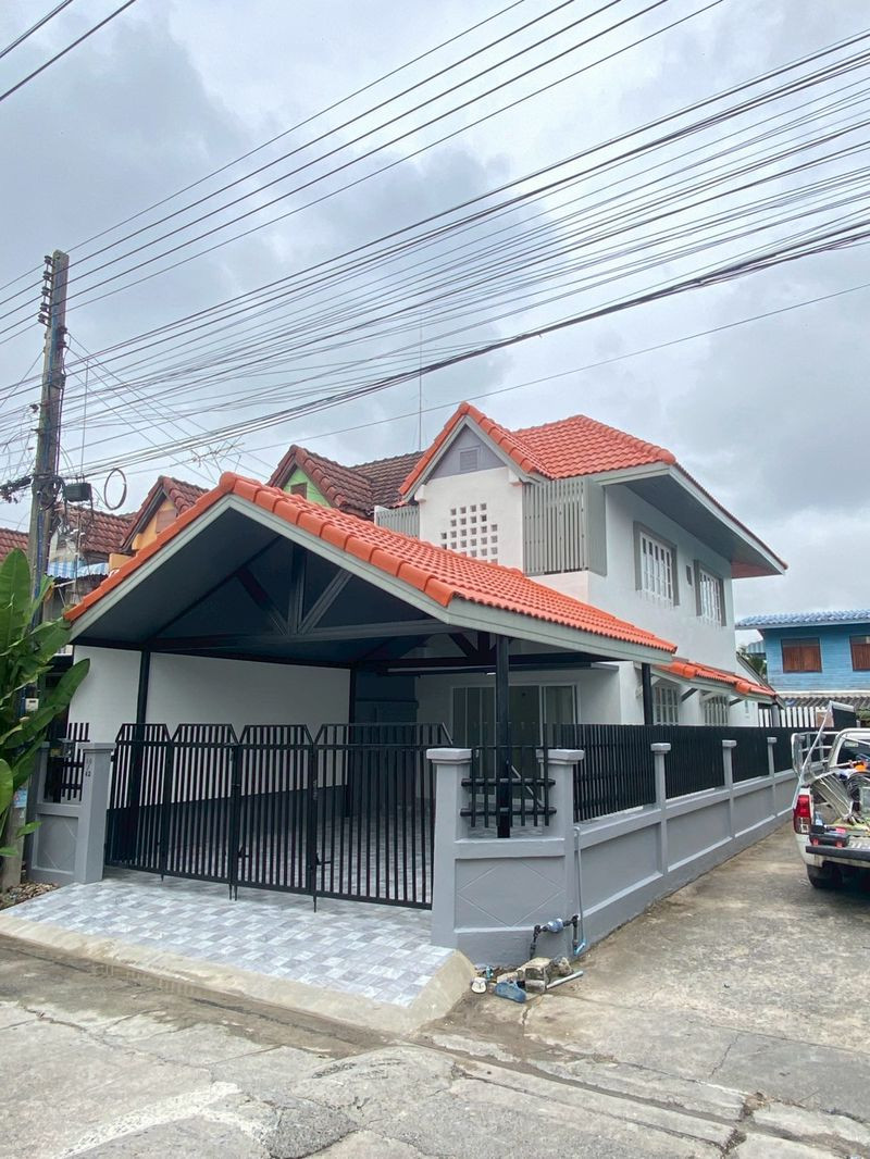 For sale cheap, 2-story townhouse, corner house, 35.7 sq m, Wongsakorn Village 1, Hathairat Road 2. (Between Soi Hathairat 83-85)