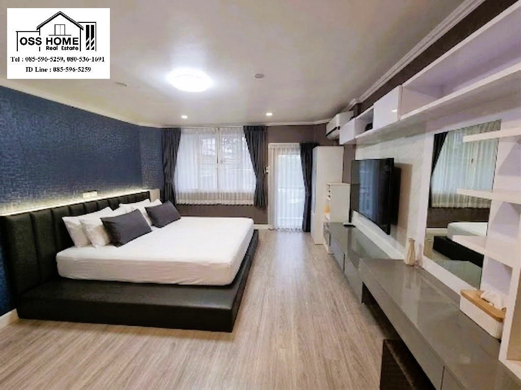 KT385 4-story townhome for rent in Sutthisan area, only 450 meters from MRT Sutthisan, near Esplanade Ratchada, Big C Ratchada, Central Ladprao. Central Rama 9, near BBS KIS Regent School, suitable for family living. Close to childrens school, easy to fin