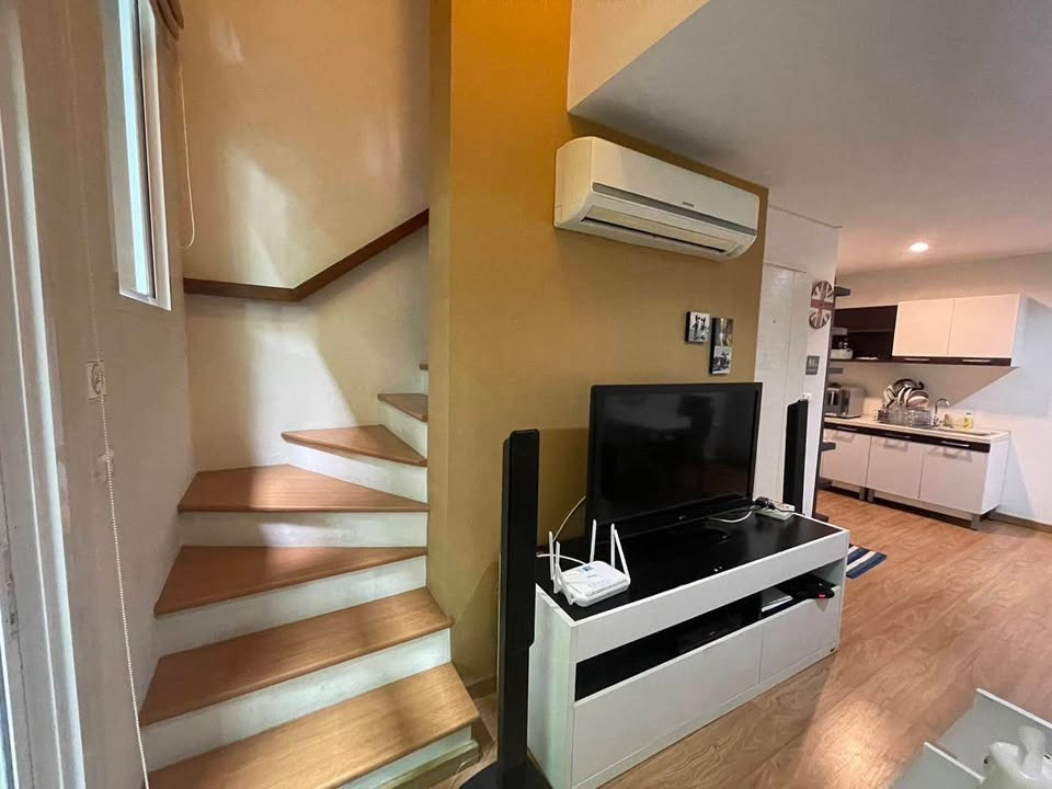 Rare Item, price just that! 2-story condo, feels like home. I fell into one room. Its all gone. Near Nonthaburi Government Center Ministry of Commerce, Lottery Office, Chest Disease Institute Ministry of Public Health The Mall Ngamwongwan