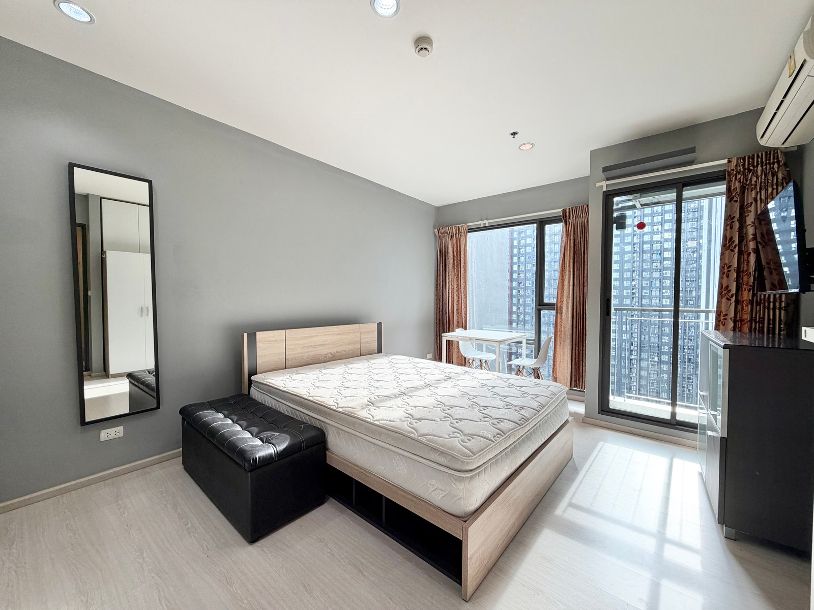 Selling cheapest in the project! Rhythm Asoke, studio room, high floor, fully furnished, ready to move in, near MRT Rama 9, only 2.59 million.