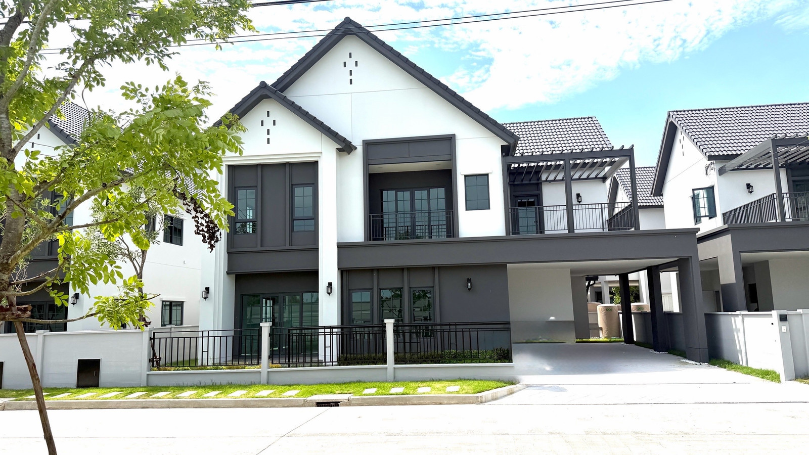 ขายบ้านเดี่ยว Centro Bangna แปลงใหญ่ 73.4 ตร.ว 4 ห้องนอน ใกล้ Mega Bangna บ้านมีสวน จอดรถได้ 5 คัน