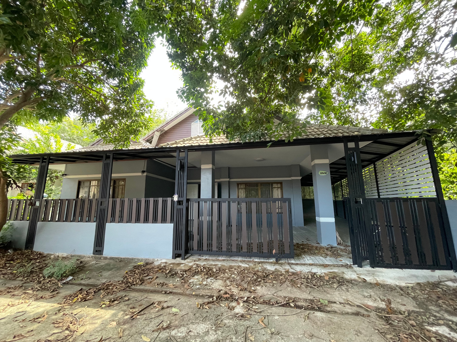 Urgent sale, house in new transport zone. Makmai Village, Thap Ma, Rayong, has been extended. If interested, contact 082-3223695.