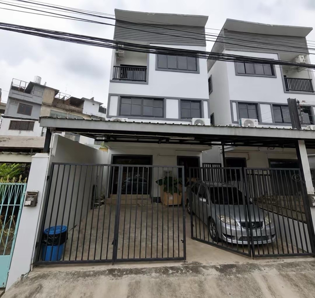 3-Story Townhome for Rent  📍 Soi Tiwanon 35
