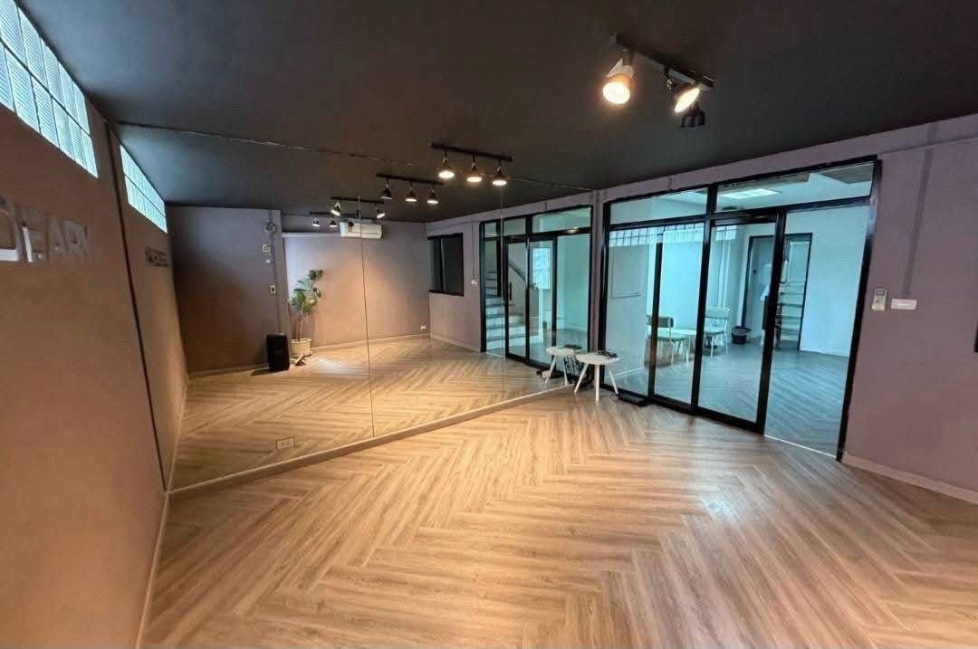 📢 Commercial building for rent, 3 floors, 1 unit.
📍 Park Avenue Ekkamai 12
Location in the heart of Ekkamai-Thonglor, near Donki and BTS Ekkamai. – รูปที่ 4