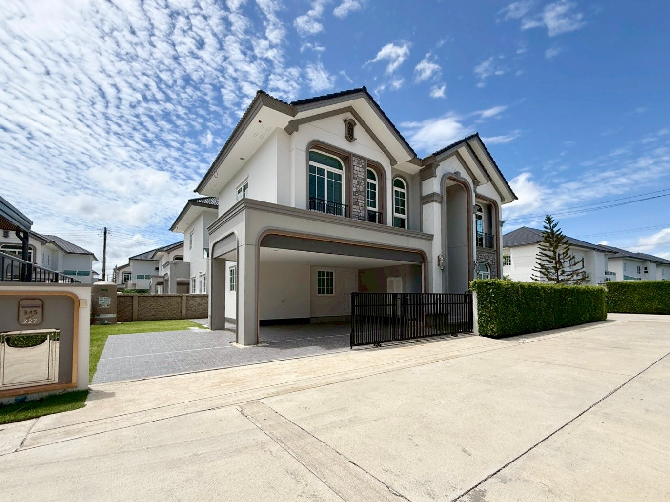 บ้านหรูหลังใหญ่ 4 ห้องนอน 5 ห้องน้ำ 4 จอดรถ Double Volume Folyer  ตำแหน่งแปลงมุม  ใกล้ Clubhouse   – รูปที่ 2