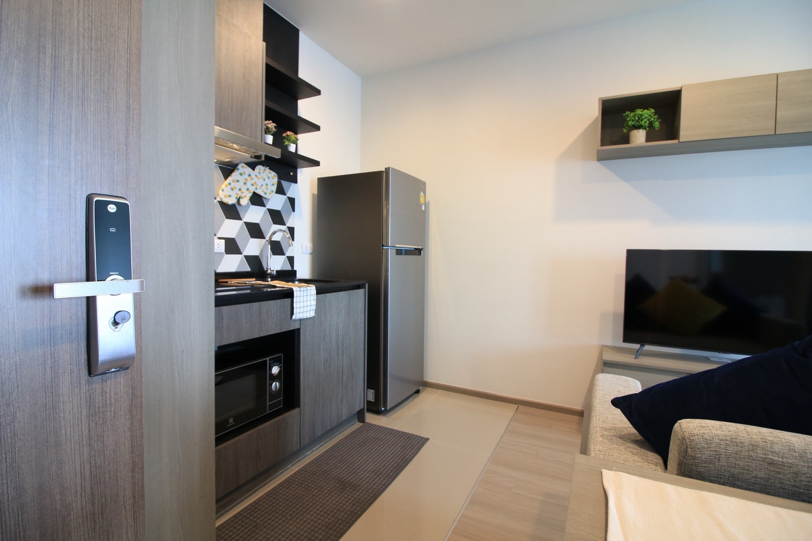 🔥 ให้เช่าคอนโด The Base เพชรบุรี–ทองหล่อ | Condo for Rent: The Base Phetchaburi–Thonglor 🔥 🚇 ใกล้ MRT เพียง 2 นาที | Only 2 minutes from MRT 🛋️ เฟอร์นิเจอร์ครบ พร้อมเข้าอยู่ | Fully furnished, ready to move in – รูปที่ 3