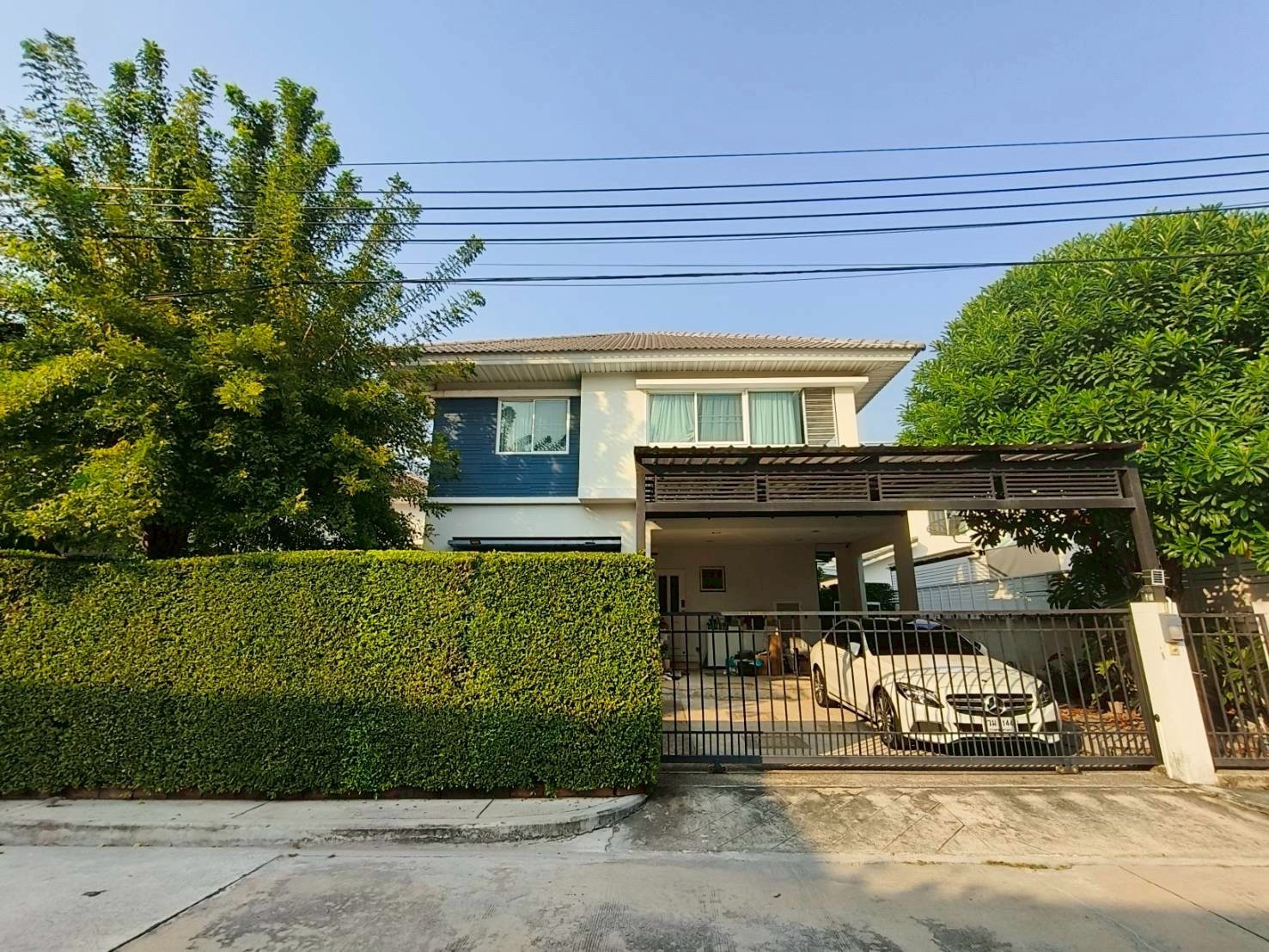 Single house for sale, good price, near the mall, near the airport.
