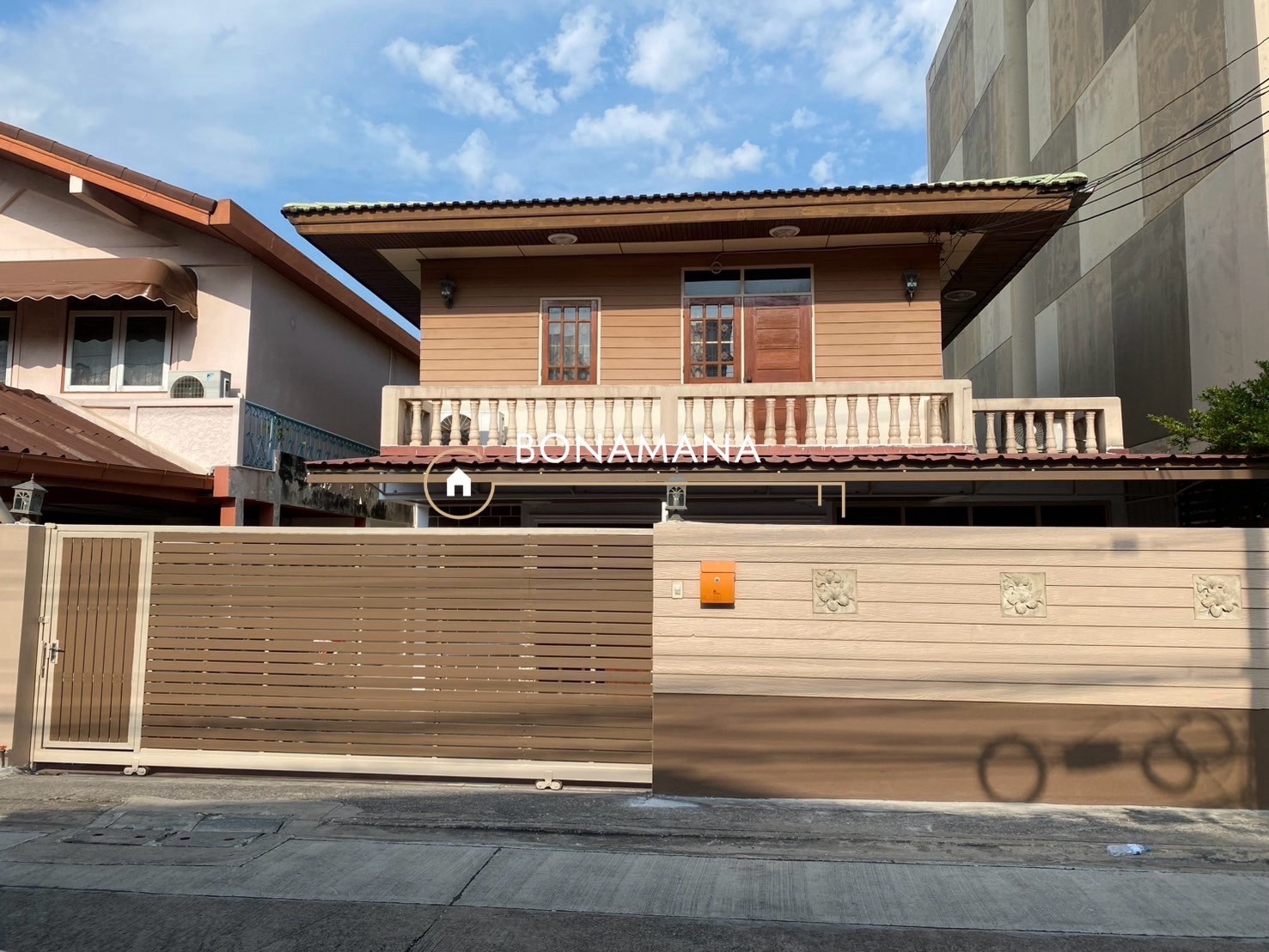 Single house for rent in the heart of the city, Phetchaburi Road, near Bangkok Hospital. Single house for rent in the heart of the city, Phetchaburi Road, near Bangkok Hospital.