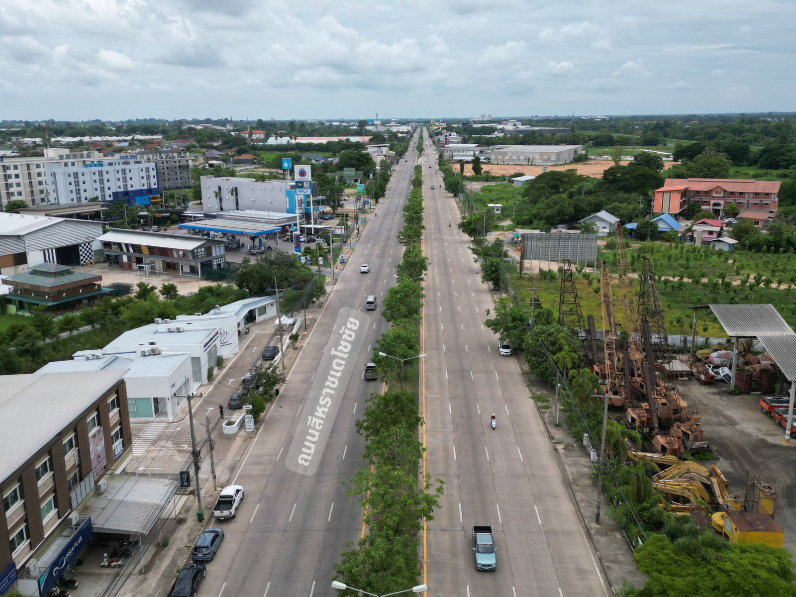 Forwarding rights to commercial space located next to the main road Complete with buildings and usable areas. On a potential location in the heart of Phitsanulok Forwarding rights to commercial space located next to the main road Complete with buildings and usable areas. On a potential location in the heart of Phitsanulok