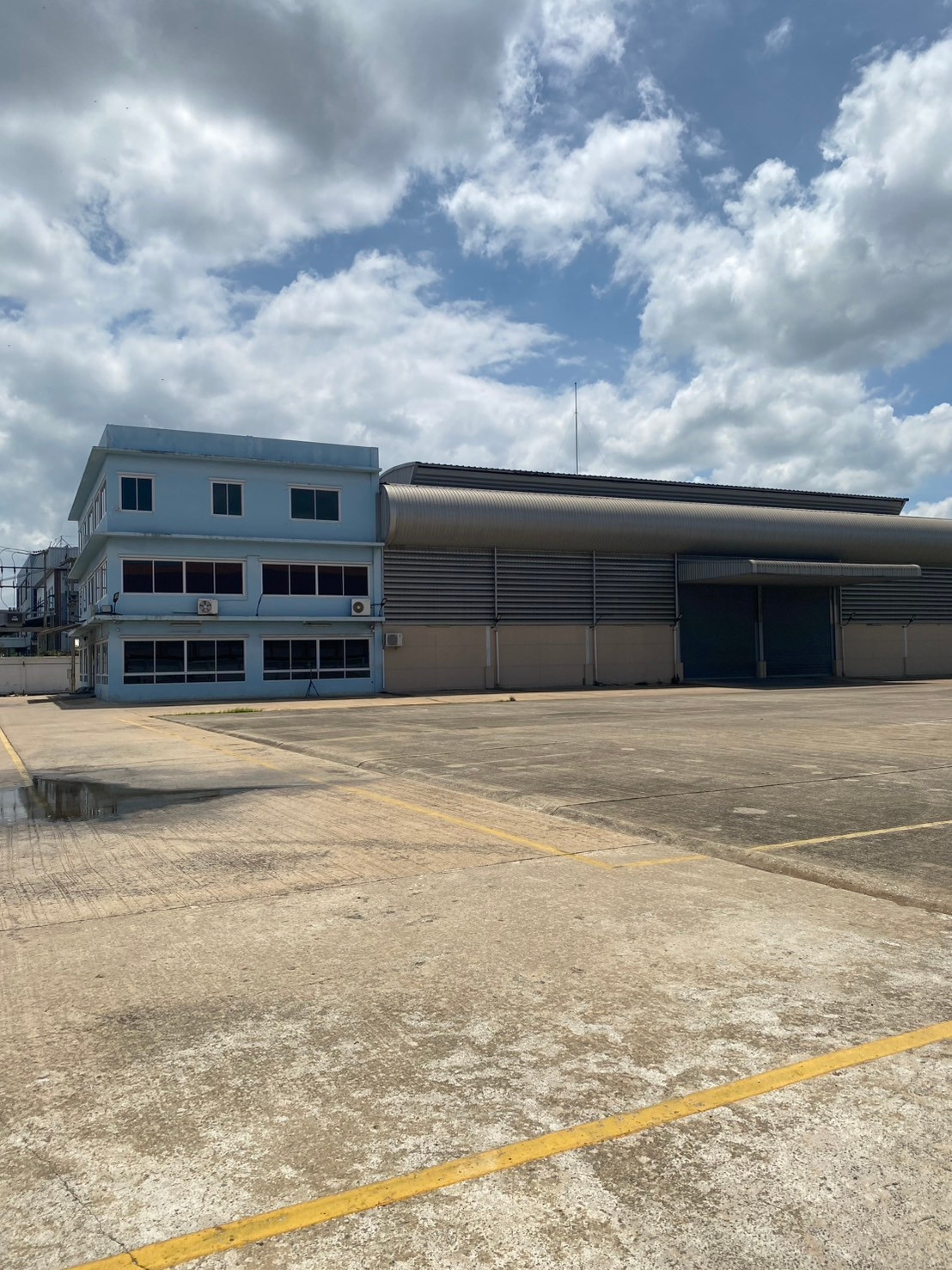 Urgent sale! Factory with office, 3 floors, 4 rai, Rai Khing-Sam Phran zone (Soi Thetsaban 8), lots of land left. Filled high, water does not flood. Near Phetkasem Road