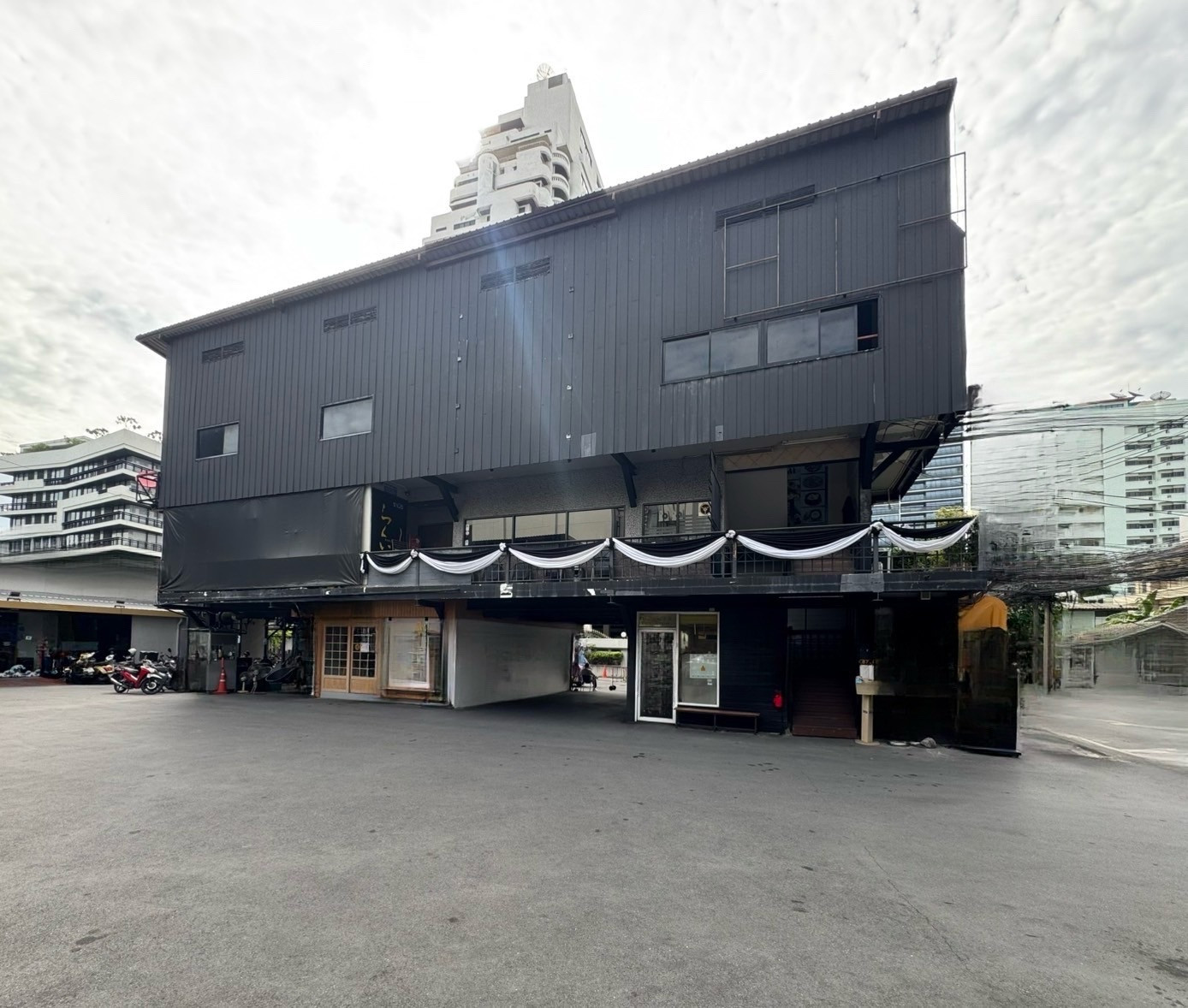 Restaurant/bar for rent, Thonglor, 3rd floor, size 180 sq m., has parking, convenient transportation, crowded with people, Asia, Europe, and apartments. Restaurant/bar for rent, Thonglor, 3rd floor, size 180 sq m., has parking, convenient transportation, crowded with people, Asia, Europe, and apartments.