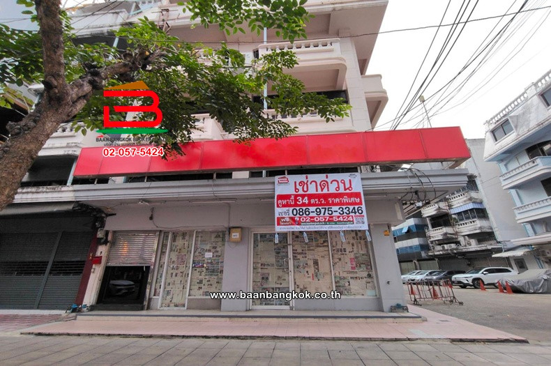 Commercial building for rent, between Soi Lat Ya 1 and 3, area 34 sq m., near Wongwian Yai Platform, Lat Ya Road, Somdet Chao Phraya Subdistrict, Khlong San District.