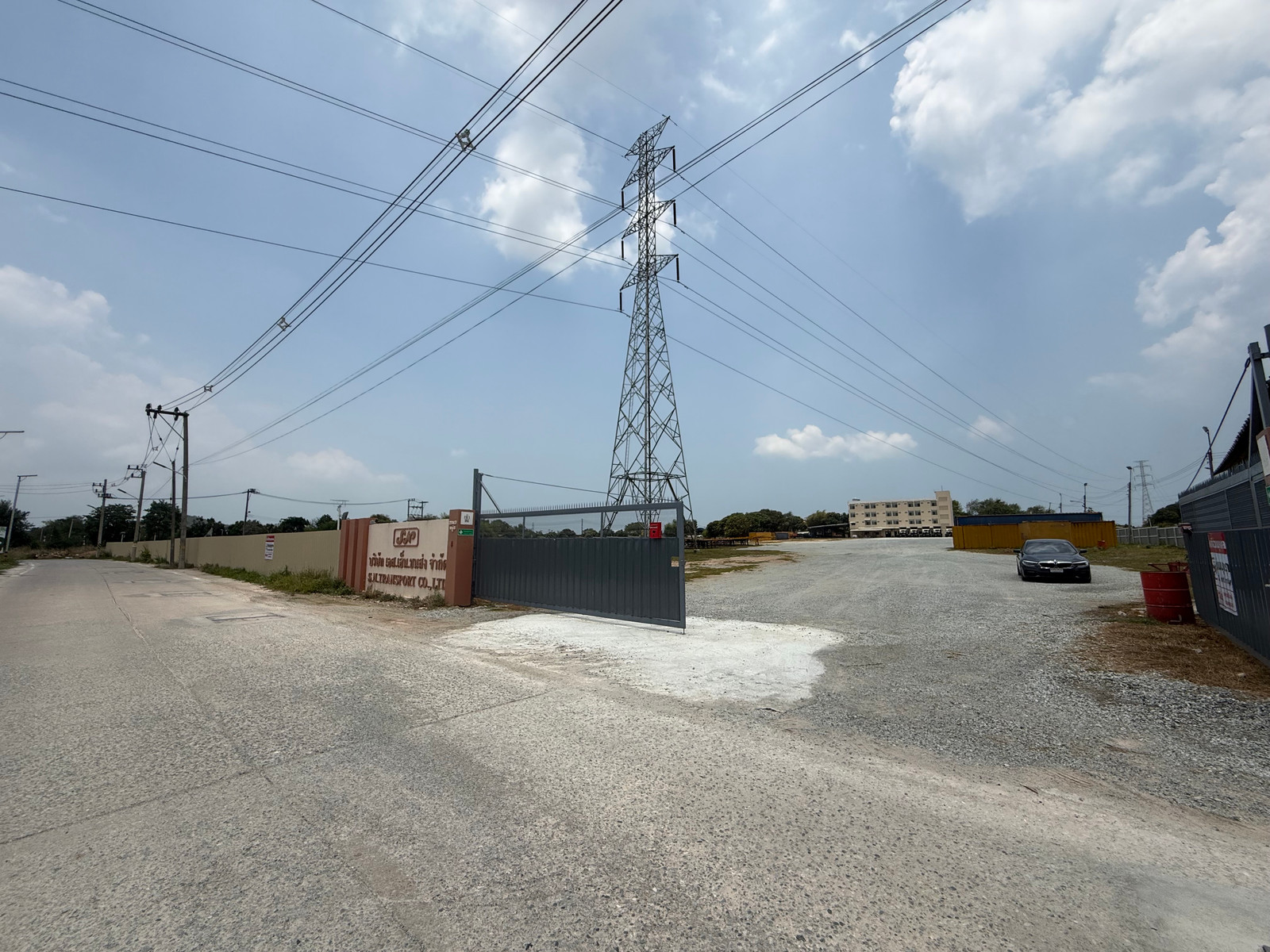 Land for rent with a 4-story building on an area of approximately 14 rai - Sriracha location, Chonburi province. Land for rent with a 4-story building on an area of approximately 14 rai - Sriracha location, Chonburi province.
