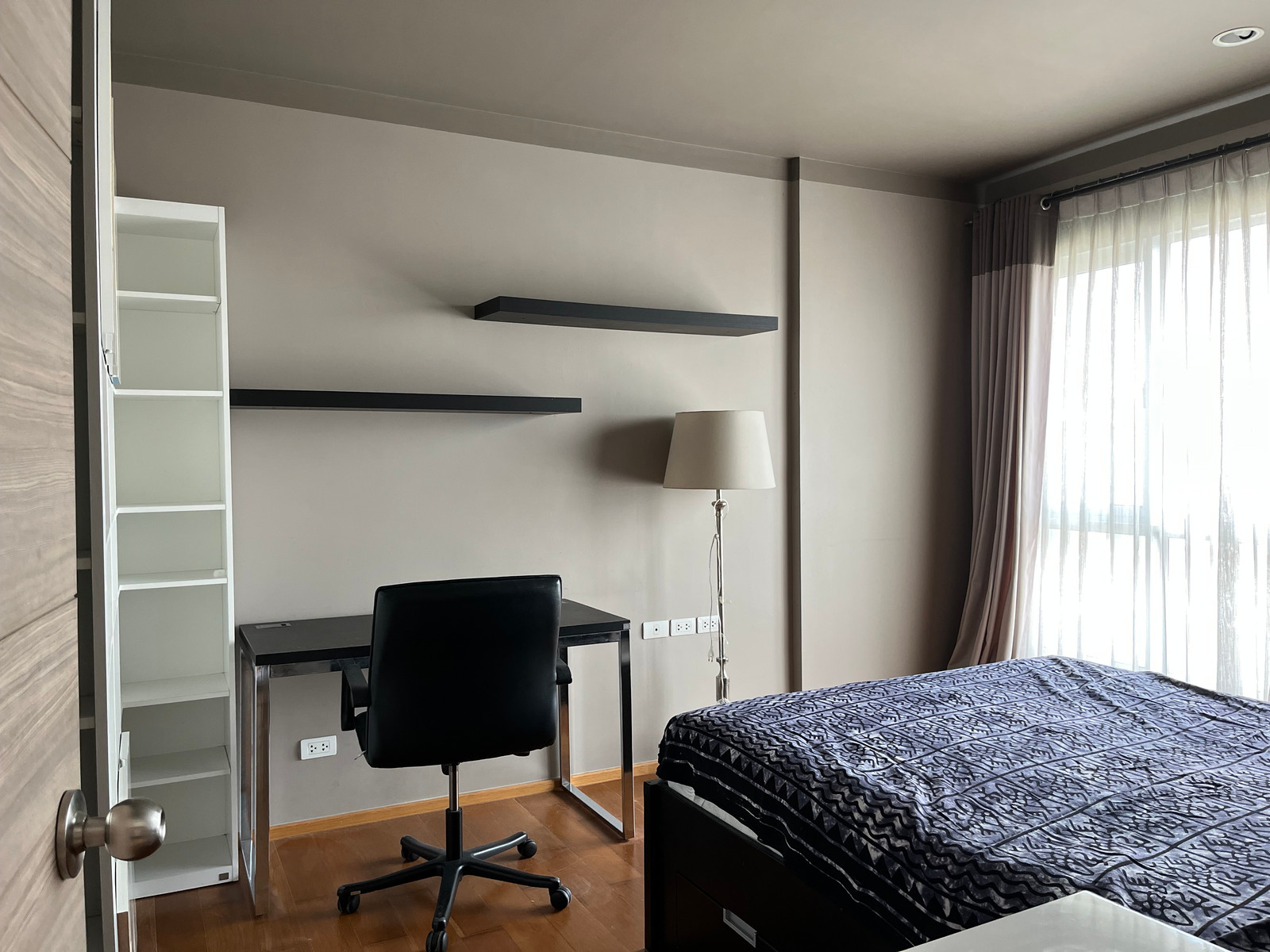 Condo, good location, near BTS Wongwian Yai 💙💙 HIVE Taksin: Hive Taksin, convenient travel, easy into the city. Condo, good location, near BTS Wongwian Yai 💙💙 HIVE Taksin: Hive Taksin, convenient travel, easy into the city.