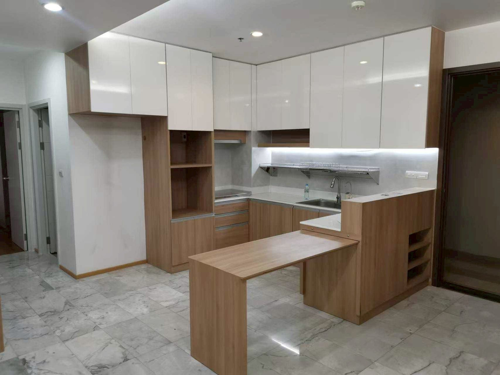 Vertical Aree Station for rent 70sqm 2beds 2baths 40,000 per month for sale 9.5MB