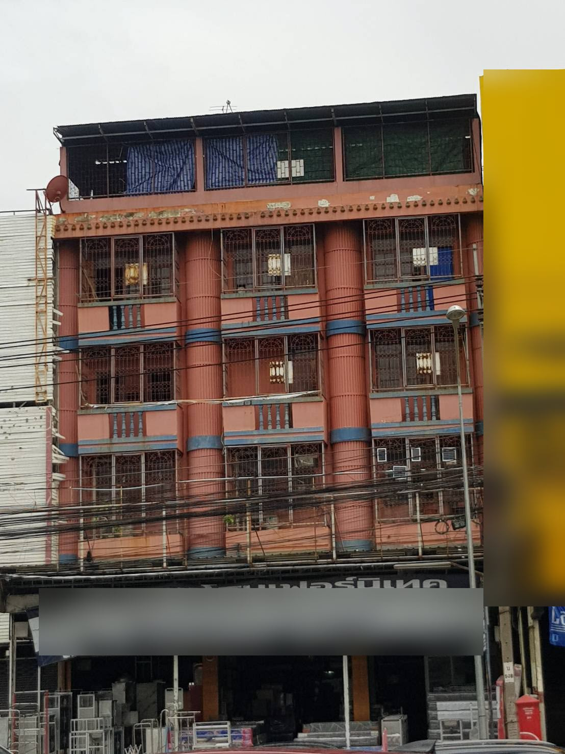 5-story commercial building for sale, prime location next to the BTS. Along the main Srinakarin Road (opposite Foodland) 5-story commercial building for sale, prime location next to the BTS. Along the main Srinakarin Road (opposite Foodland)