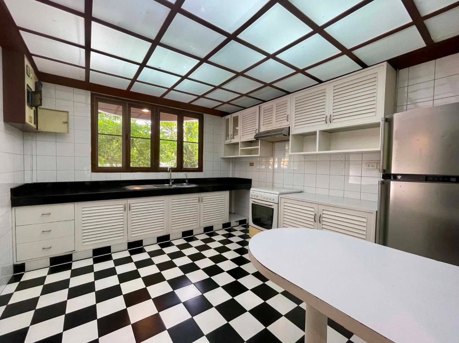 For sale and rent, 2-story detached house, Soi Ruamrudee, Pathumwan. For sale and rent, 2-story detached house, Soi Ruamrudee, Pathumwan.