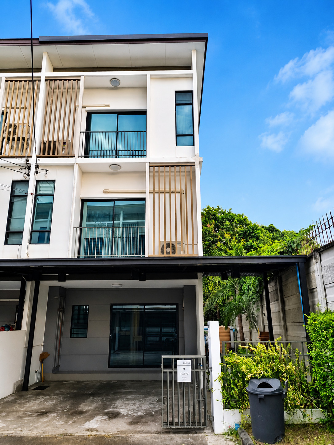 ขายทาวน์โฮม 3 ชั้น Patio Srinakarin – Rama 9 ทำเลกรุงเทพกรีฑา บ้านสวยพร้อมอยู่ ติดแอร์ทุกห้อง พื้นที่กว้าง 29.8 ตร.ว. ใกล้รถไฟฟ้า ทางด่วน และสิ่งอำนวยความสะดวกครบครัน
