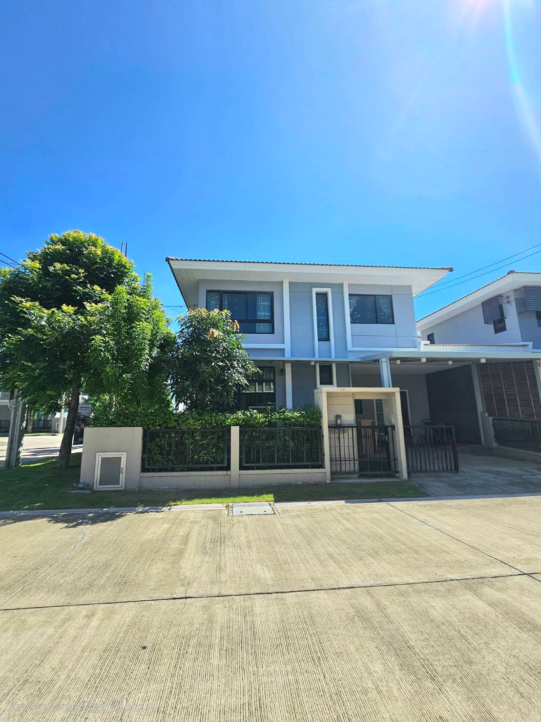 Urgent sale, large twin house. Near Sarasas Pracha Uthit School and Sarasas Witaed Suksa School. Urgent sale, large twin house. Near Sarasas Pracha Uthit School and Sarasas Witaed Suksa School.