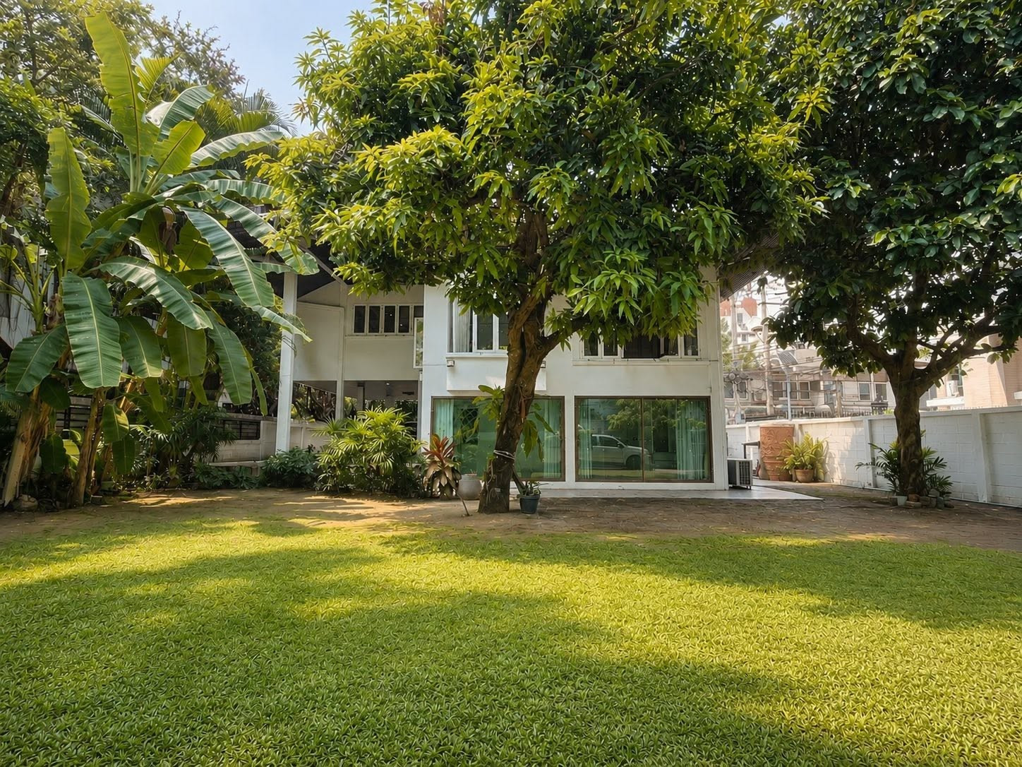 RH061426 For rent, 2-story detached house, 2 bedrooms, with spacious space at Soi Ruamrudee, Ploenchit, near BTS Ploenchit. RH061426 For rent, 2-story detached house, 2 bedrooms, with spacious space at Soi Ruamrudee, Ploenchit, near BTS Ploenchit.