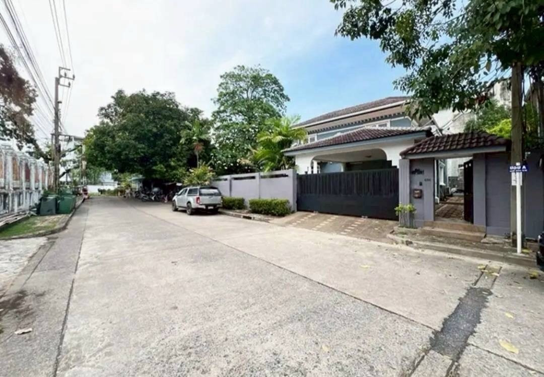 🏡 For Rent | Sukhumvit 50 Garden Oasis
Private Family Home with a Large Garden
📍 Only 2–3 Minutes to On Nut BTS Station