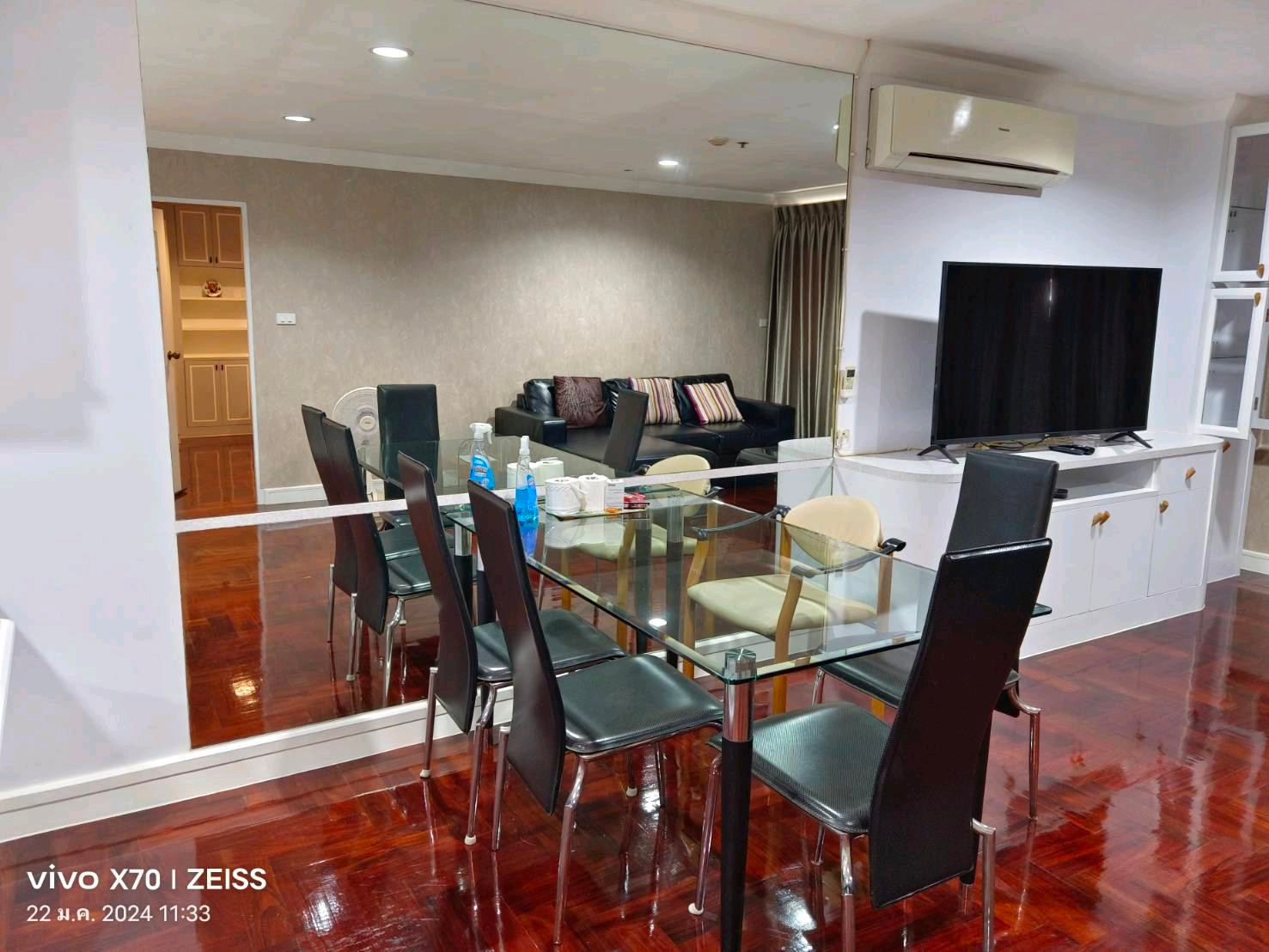1 bed 1 bathroom for rent , price 24,000 Baht/Month. Located at Royal Place 2 near by BTS Rajdamri,  located in the middle of Bangkok , super easy to get around. The unit ready to move in , if you interested please contact  081-658-2322 Apple
 – รูปที่ 2