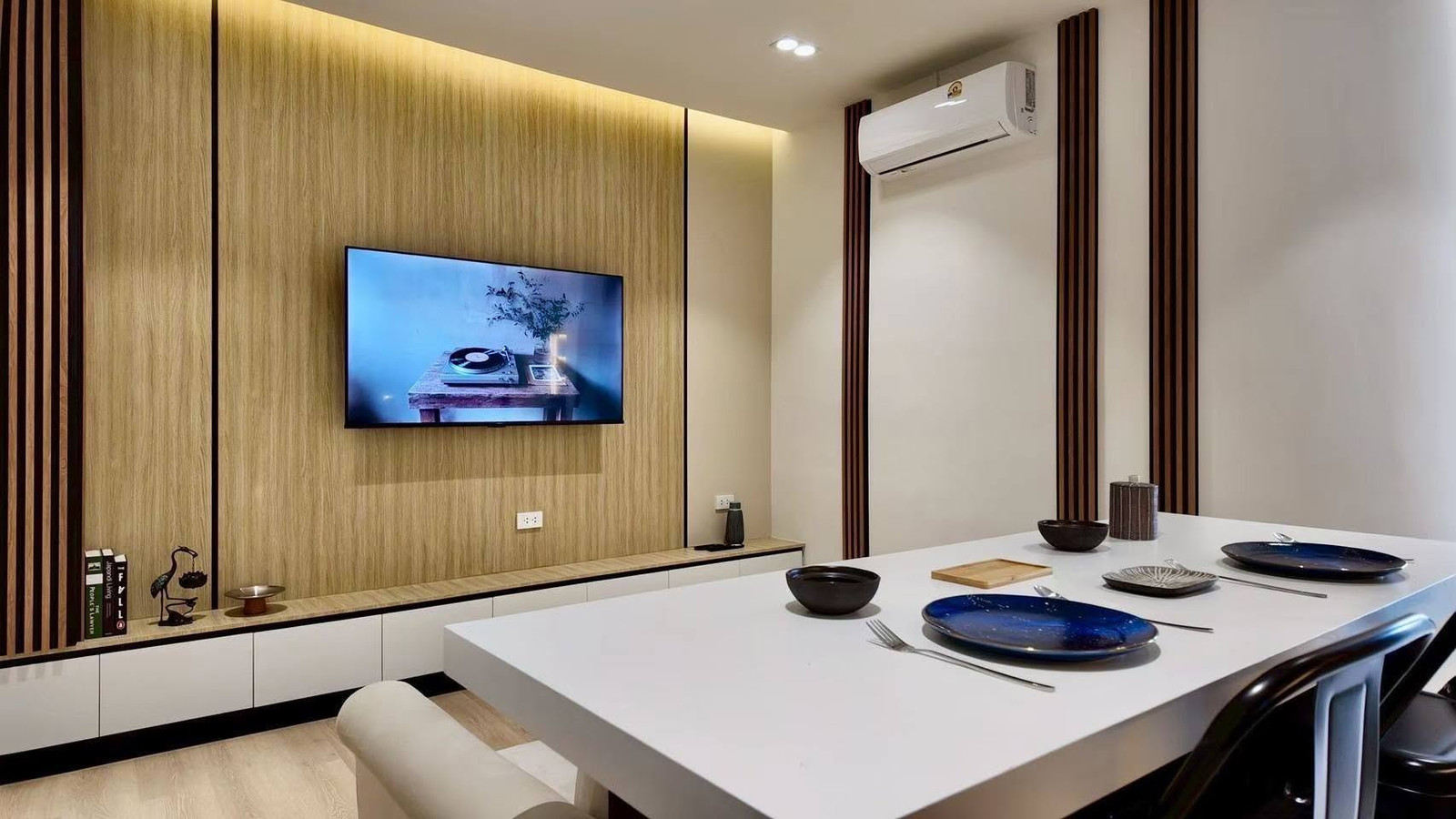 Srithana Condo 1, 2 Bedrooms, walking distance to one nimman, MAYA, and Chiang Mai University. Srithana Condo 1, 2 Bedrooms, walking distance to one nimman, MAYA, and Chiang Mai University.