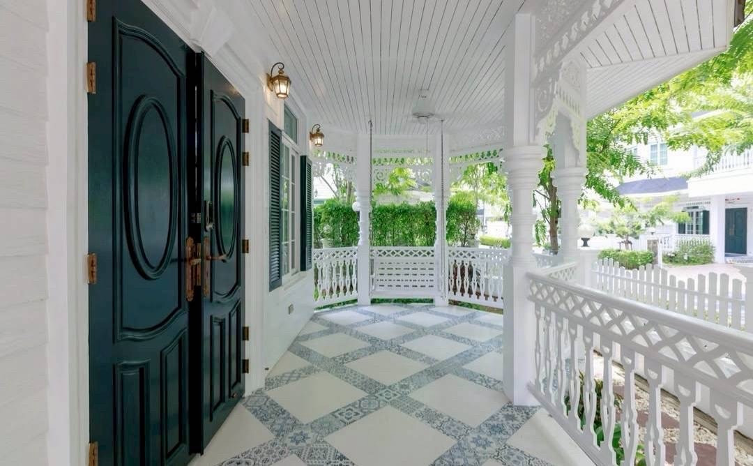 🏡✨ For Rent | Fantasia Villa 4
Newly Built Victorian Classic Residence in Bangna–Srinakarin | Ready to Move In | Near MRT Yellow Line – รูปที่ 2