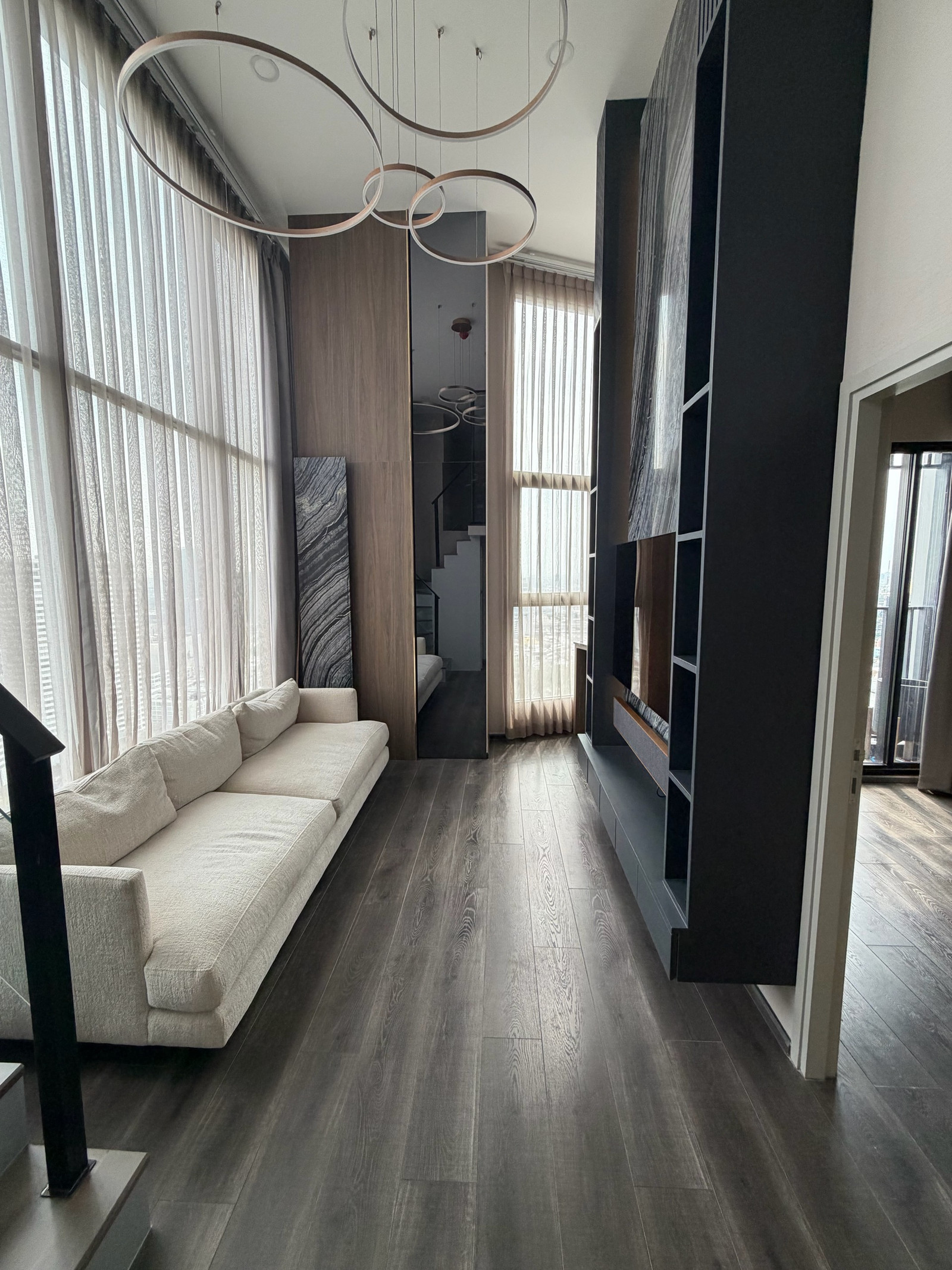 [ sells himself/finds a new ] Condo, corner room, Double Volume, ceiling height 4.2 meters, location next to BTS 0 meters, light green line. Phahonyothin 24 Station