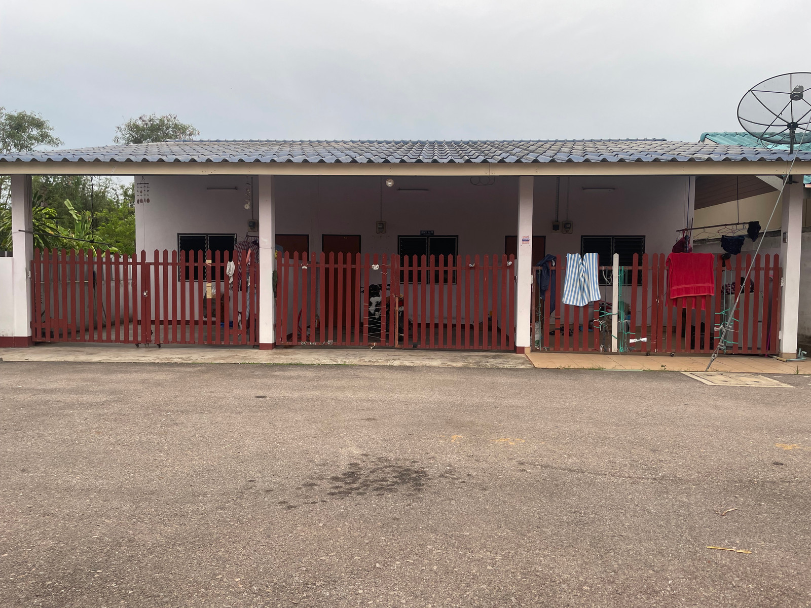 97975 - Townhouse for sale, one floor, with tenants, Chedi Hak Subdistrict, Mueang Ratchaburi District, Ratchaburi Province. 97975 - Townhouse for sale, one floor, with tenants, Chedi Hak Subdistrict, Mueang Ratchaburi District, Ratchaburi Province.