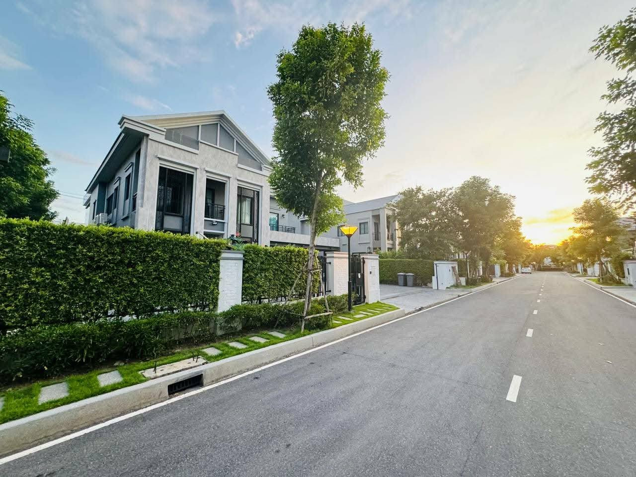 Shock price revealed! 50 million, get a luxury mansion like a magnate in the heart of the city! Very hard to find in a prime location like this. Luxurious Villa for Sale in Grand Bangkok Boulevard Sukhumvit. If interested, contact 0876358339 K. Mrs.