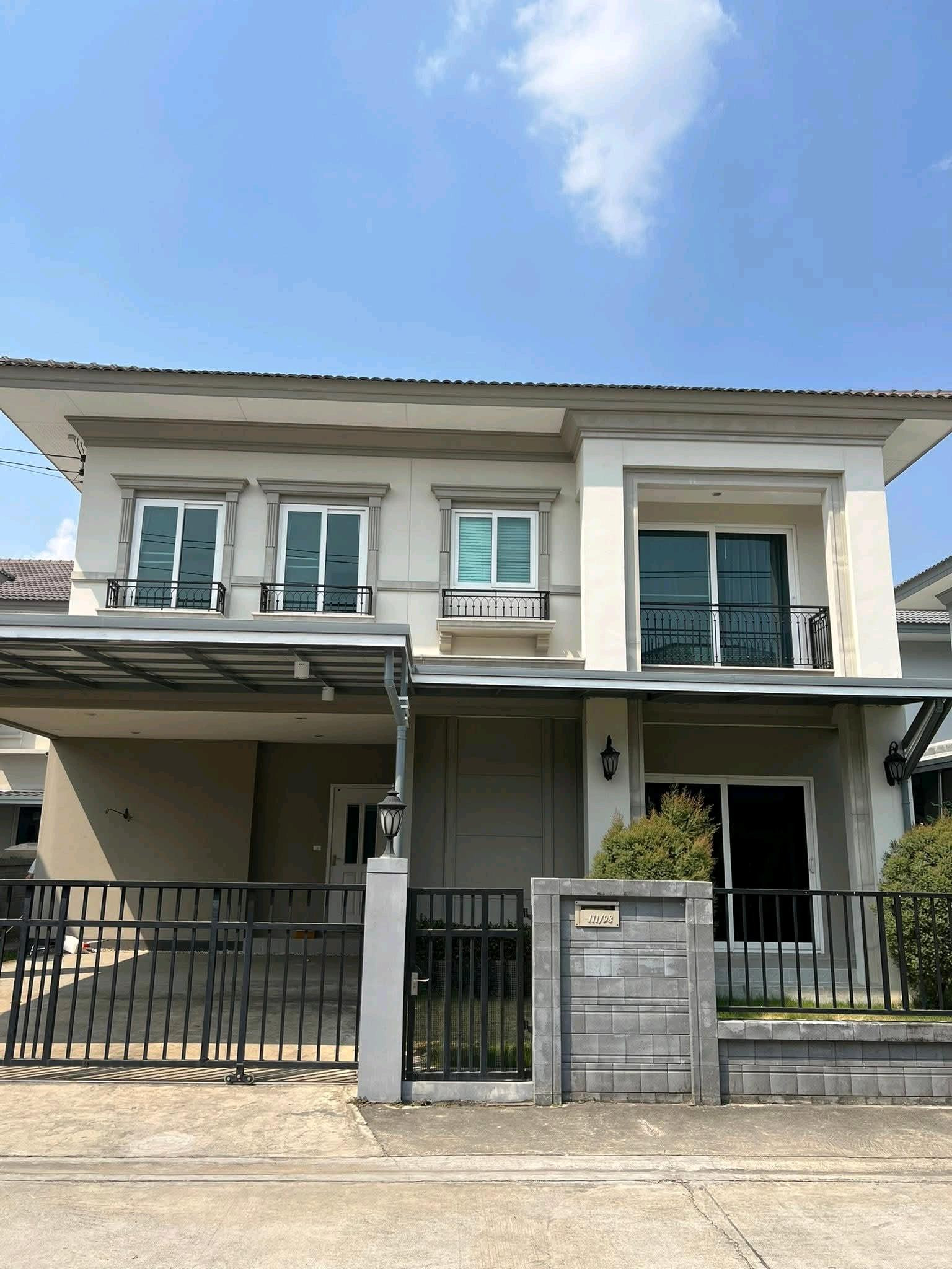 ✨ Very new house, built-in throughout | Potential location near the mall and expressway | Ready to move in