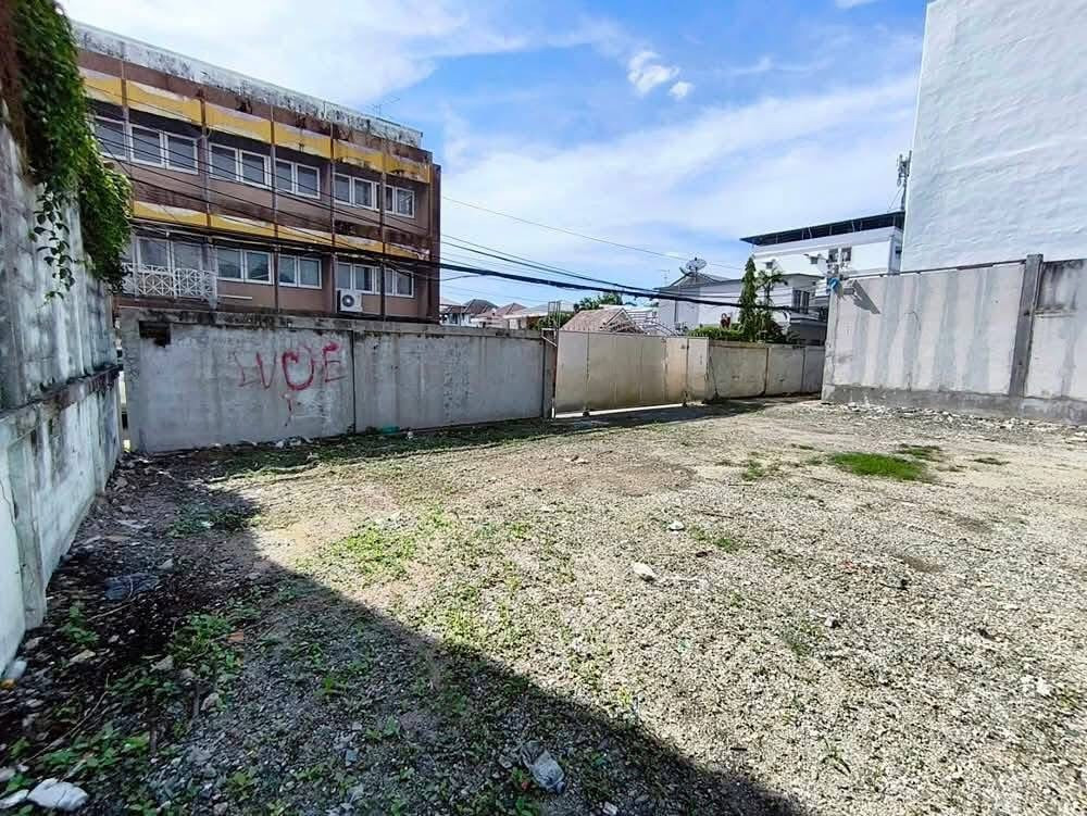 Beautiful land for rent, already filled. Surrounded by a wall, Soi On Nut 20, good location, convenient travel (N.2192) Beautiful land for rent, already filled. Surrounded by a wall, Soi On Nut 20, good location, convenient travel (N.2192)