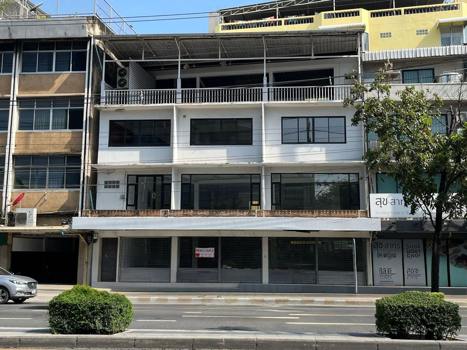 Commercial building for sale, 3 units, in the heart of Sukhumvit, near BTS Phra Khanong, only 1 minute.