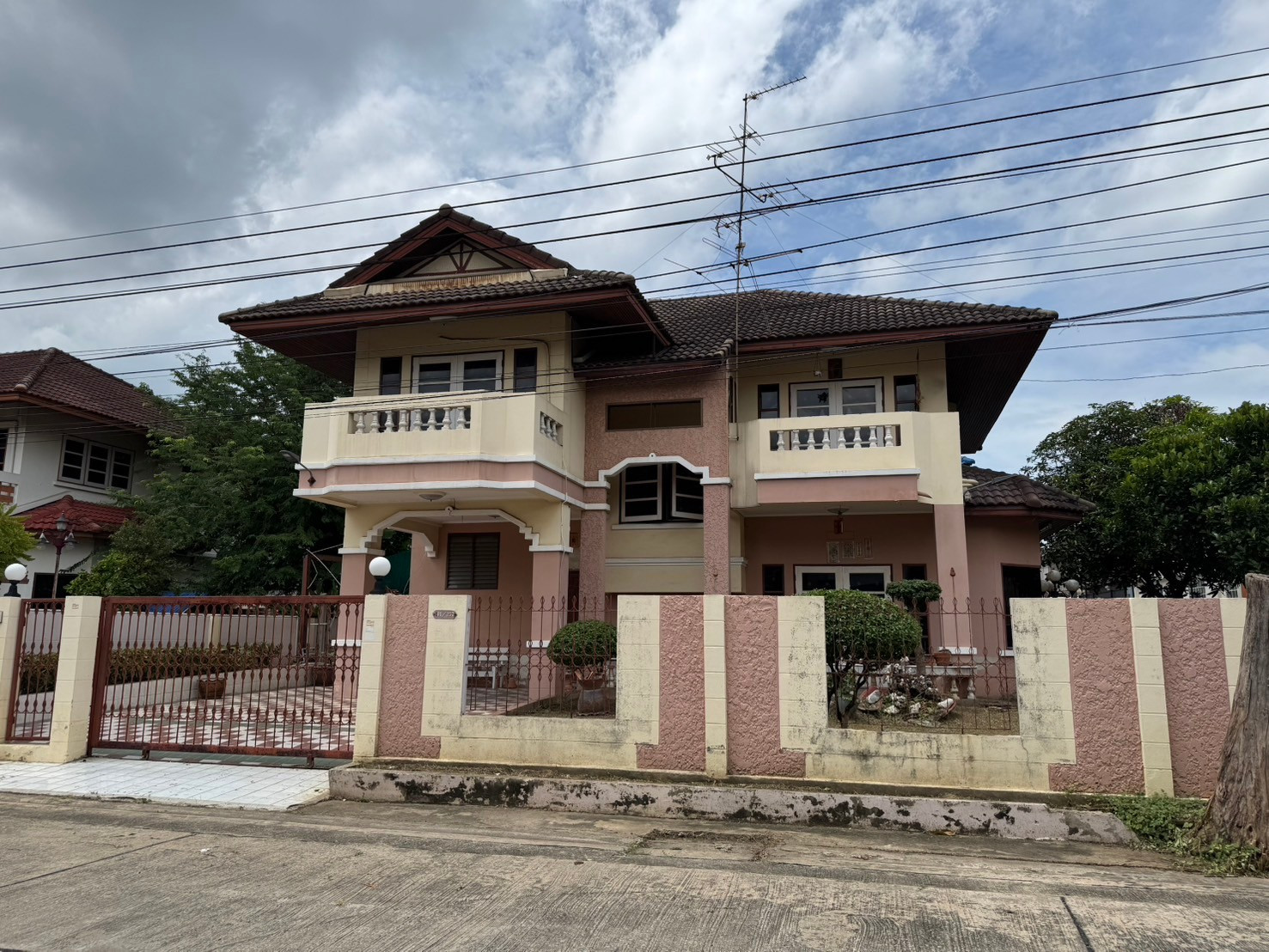 Single house for sale, 90 sq m, Preecha Village, Phutthamonthon Sai 4, price 4.8 million, large land, good location.