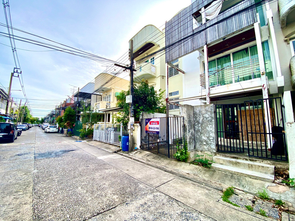 Townhouse for sale, 3-story town home, Village 84 Mansion, Lat Phrao 84, Pradit Manutham 3, only 300 meters from the main road along Ramintra Expressway. – รูปที่ 3