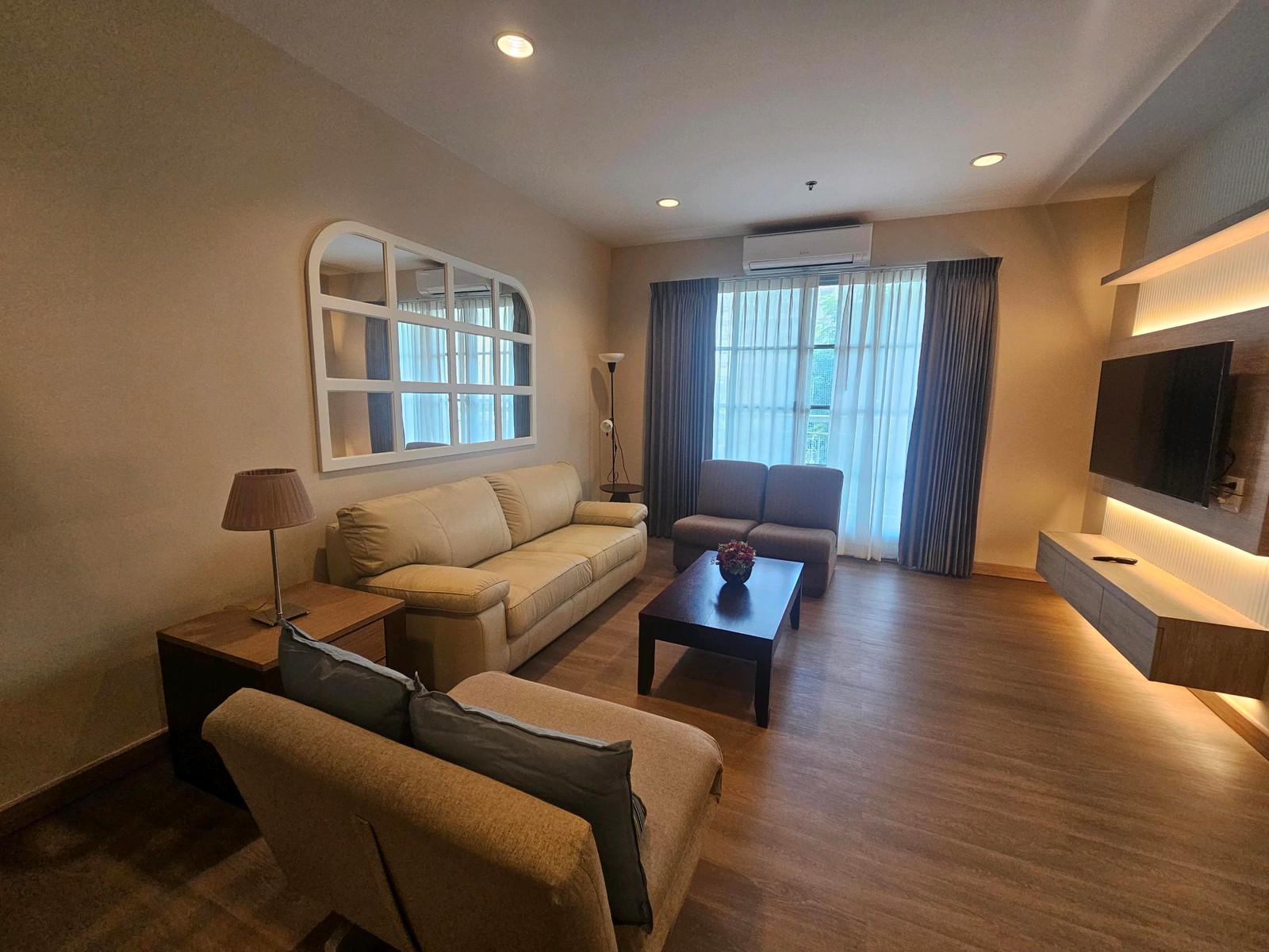 [For rent] Citi Smart Sukhumvit 18🏢🏢🔥🔥🔥เพียง 65,000 /เดือน  🔥🔥🔥🔥
📞,line 065-5193596 k.pun
3 ห้องนอน 3 ห้องน้ำ
 110 ตร.ม 
🚄 ใกล้ BTS Sukhumvit 📍📍
 
