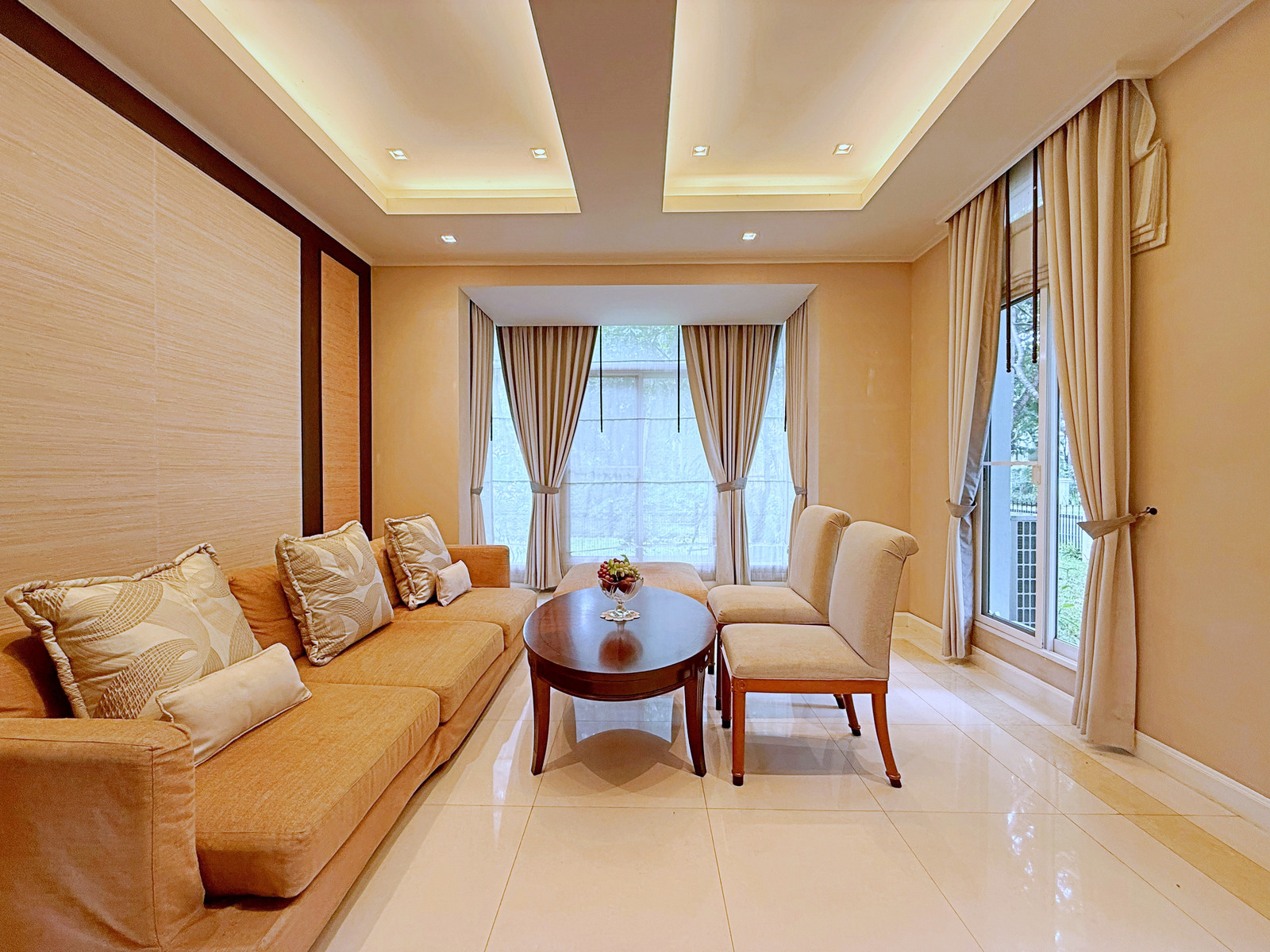 Luxury house for sale in Krung Kawee Golf Course, Rangsit. Luxury house for sale in Krung Kawee Golf Course, Rangsit.