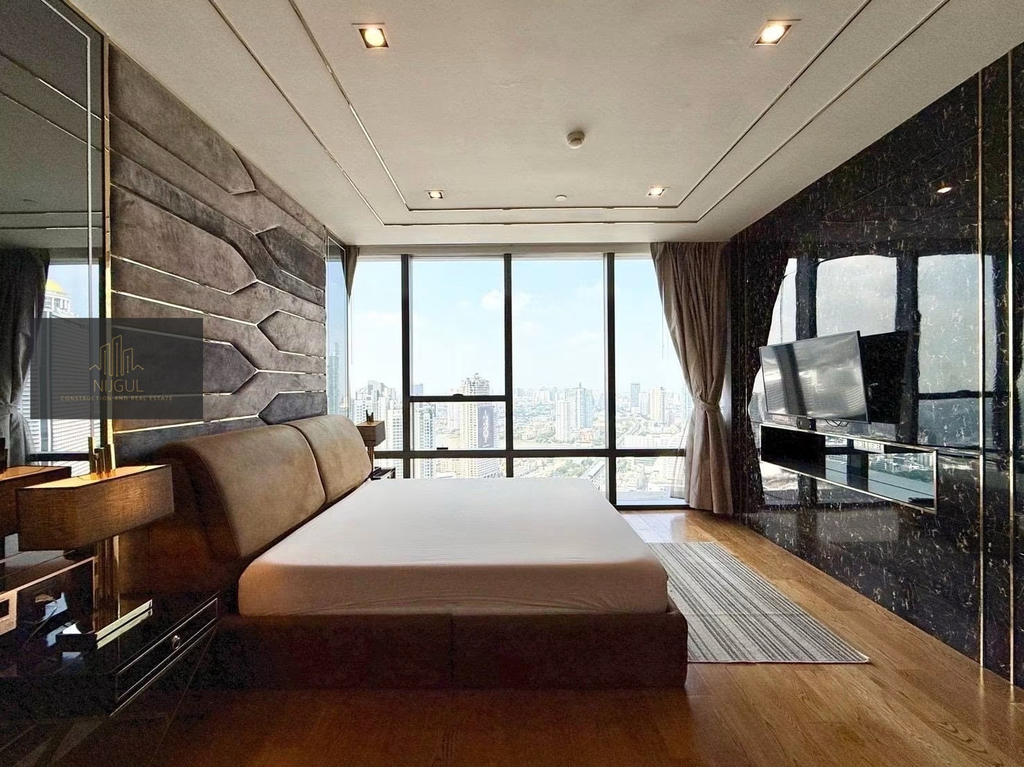 For rent: THE BANGKOK SATHORN, large room. For rent: THE BANGKOK SATHORN, large room.