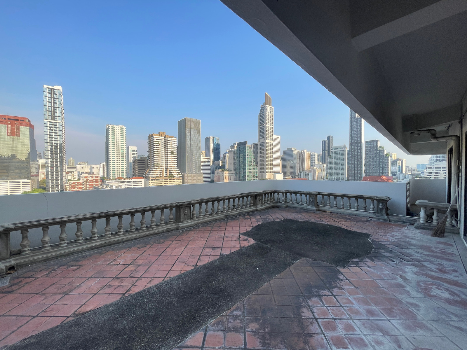 ห้องระเบียงใหญ่ ใกล้ Nist วัฒนา BTS อโศก, MRT สุขุมวิท / Ruamjai Heights 3 Bed 205 sq.m. โทร 0937890899